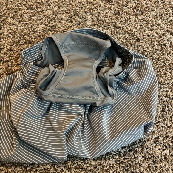 Lululemon Hotty Hot 4in Size 2 - Picture 3 of 4